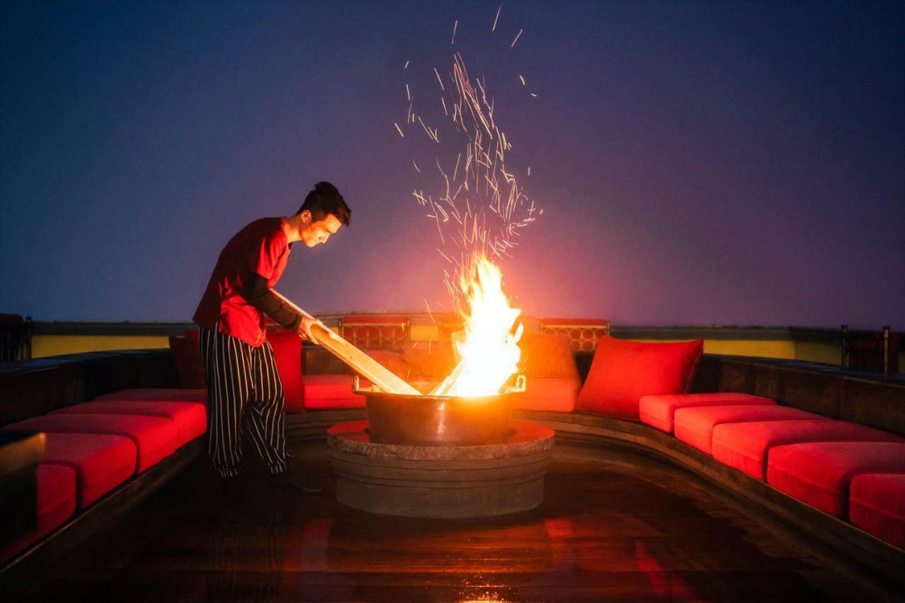 圆顶餐厅美憬阁酒店 萨帕 外观 照片 A chef preparing a meal at the restaurant